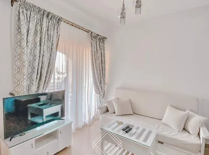 Beautiful 1 Bedroom Apartment *