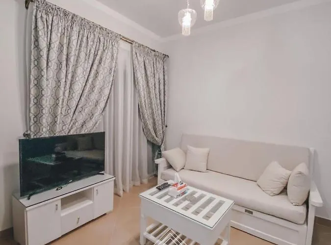 Beautiful 1 Bedroom Apartment *